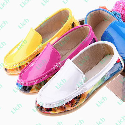 Мокасины однотонные лакированные с цветным принтом по бокам