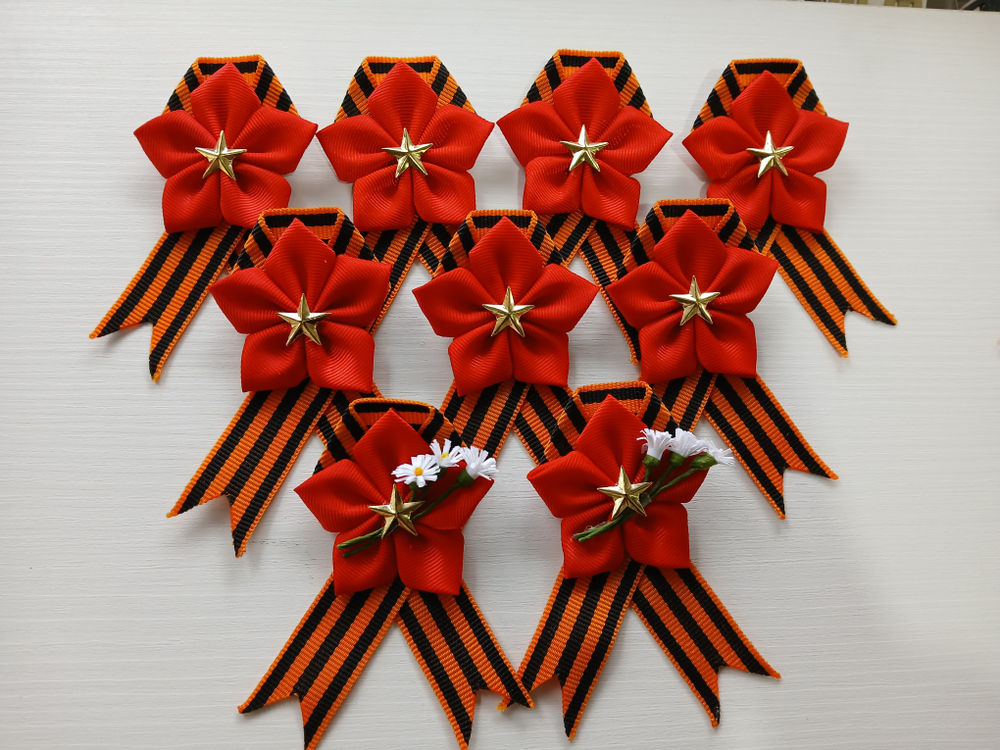 Брошь на 9 мая (Цветок) из георгиевской ленты с букетиком