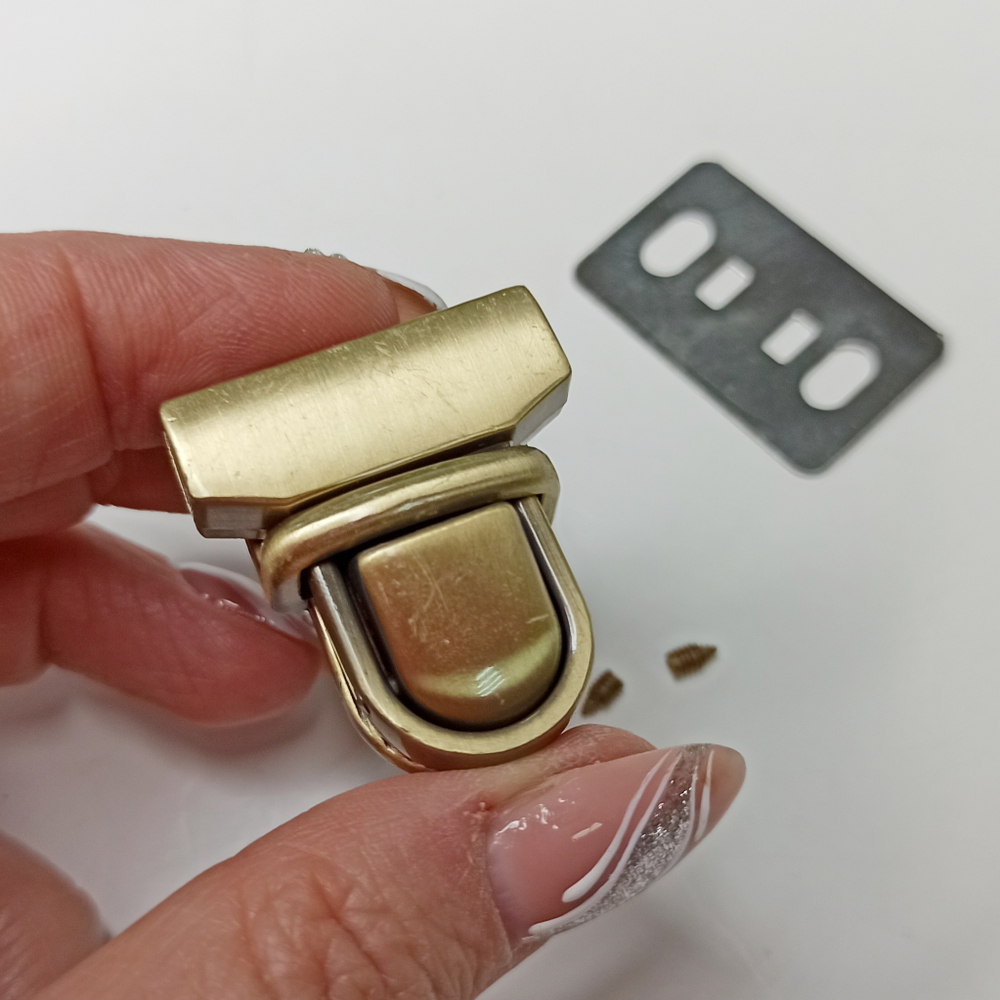 Замок-защелка на винтах 28*32 Антик