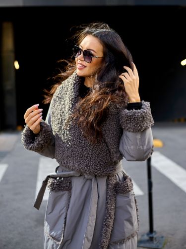 Утепленное серое пальто с эко-мехом