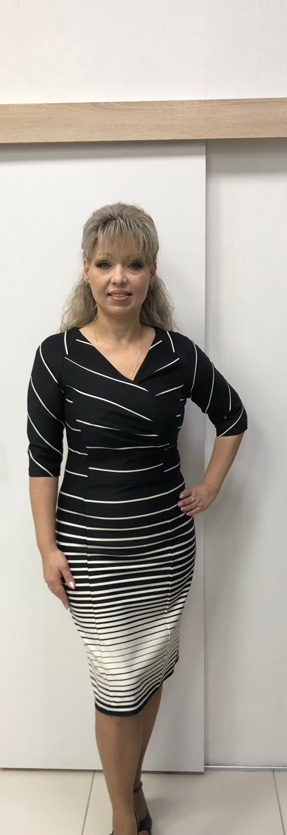 Элегантное платье в бело-черную полоску