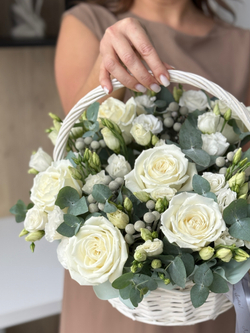 Изящное сочетание белоснежных цветов и зелени эвкалипта в композиции от Флора Маркет
