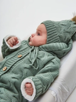 Вязаный комбинезон для новорожденных с мехом