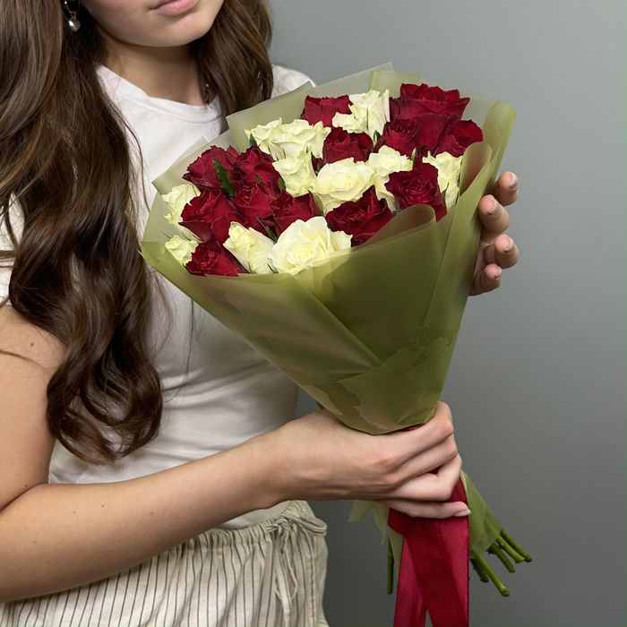 Букет роз Атена и Мадам Рэд (в упаковку)*