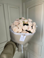 Букет из 5 веток кустовой пионовидной розы в оформлении - крупный бутон Бомбастик