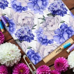 Ткань атлас белые и синие пионы на белом фоне