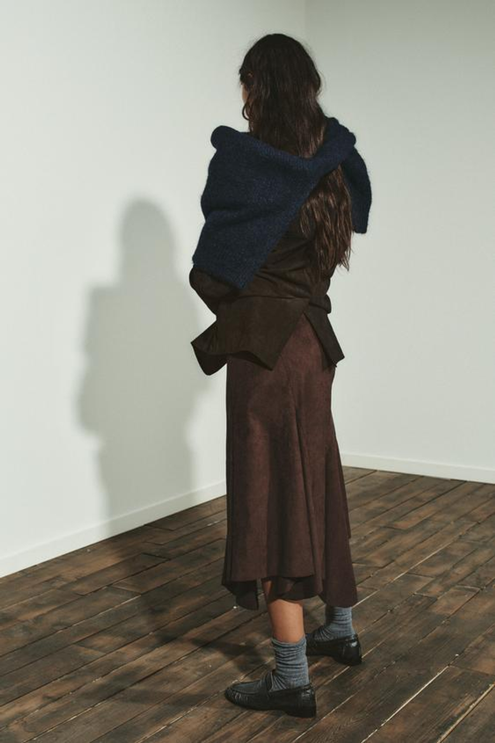 ZARA ЮБКА МИДИ АСИММЕТРИЧНОГО КРОЯ ИЗ ИСКУССТВЕННОЙ ЗАМШИ, КОРИЧНЕВЫЙ