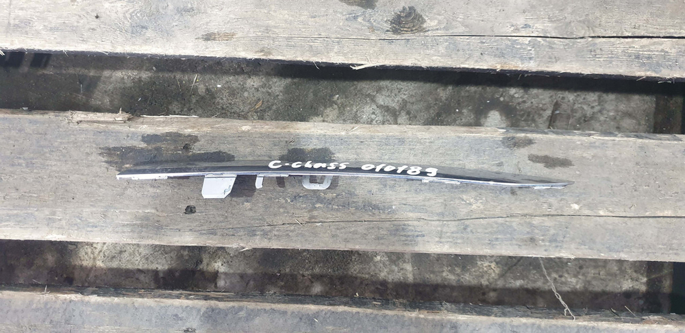 Молдинг решетки радиатора левый нижний Mercedes C-Class (W205) 14-18 Б/У Оригинал A2058880273