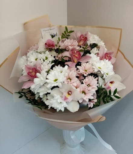 Букет из орхидей и хризантем