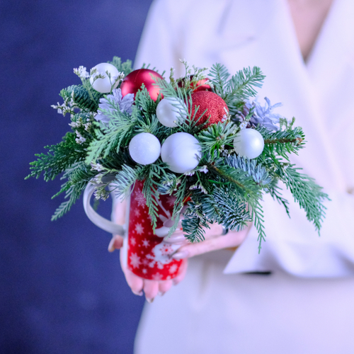 Купить Яркая новогодняя композиция #691 с еловыми ветками в кружке