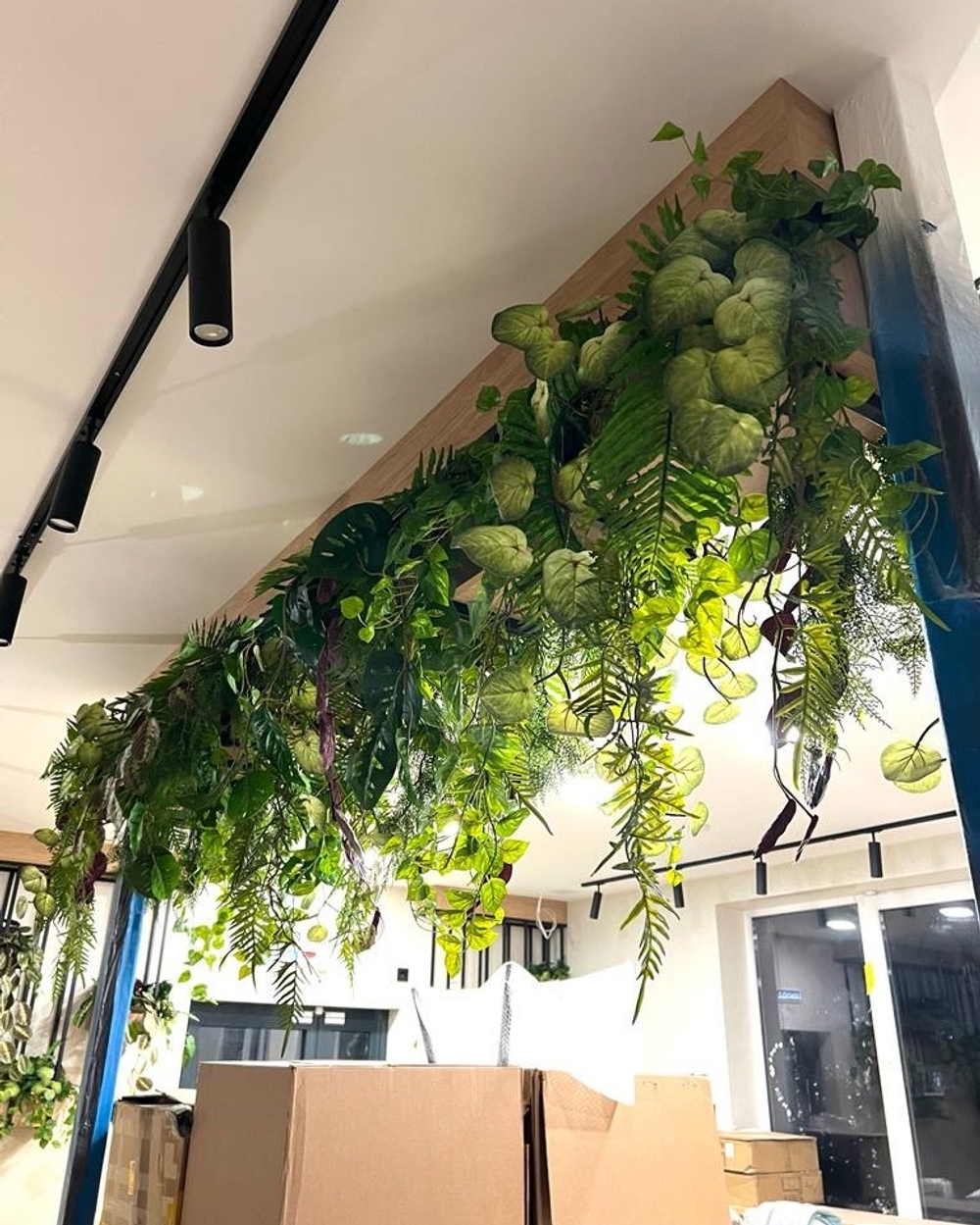 10.23. Озеленение искусственной зеленью интерьера кофейни в г. Ростов.