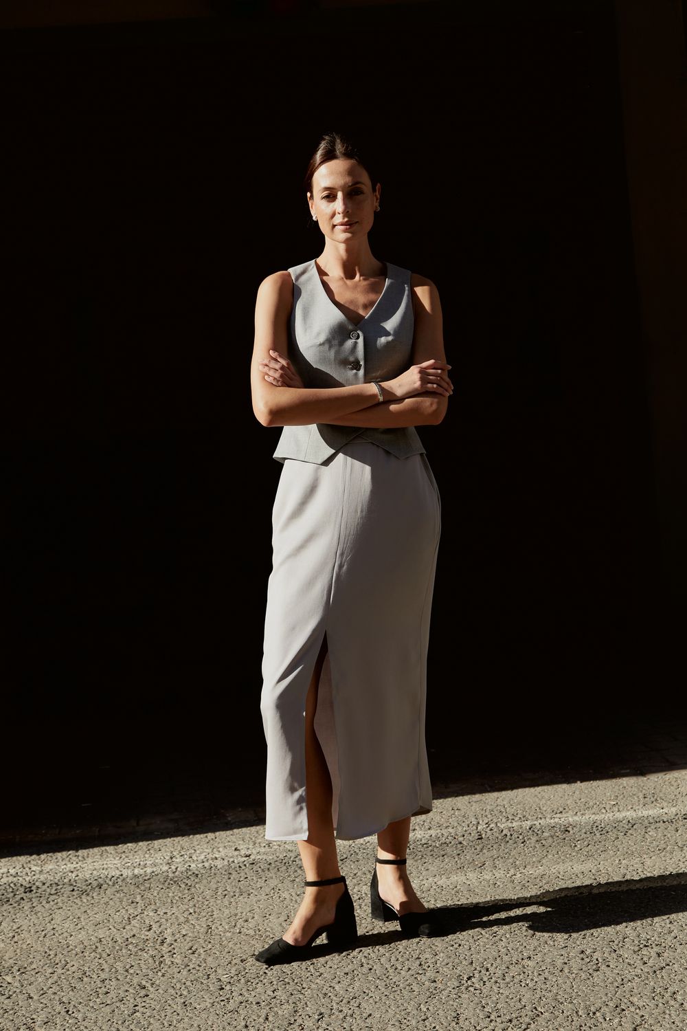 Комплект из серой вискозы: жилет короткий + юбка макси