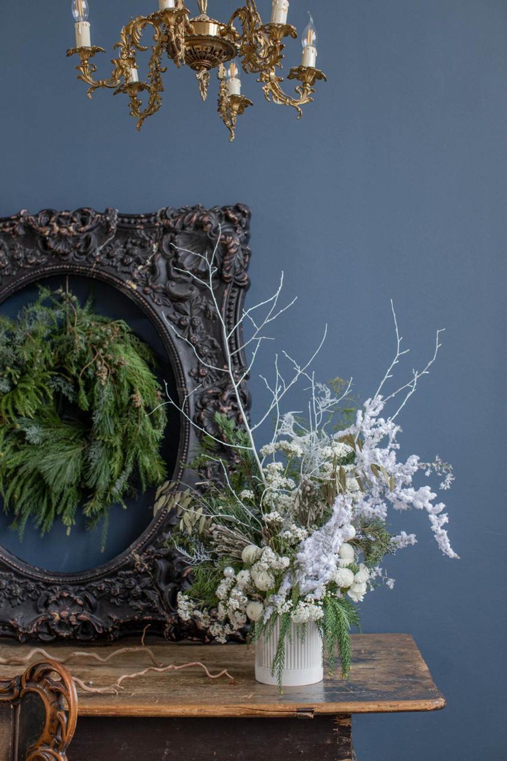 Композиция в бетонном кашпо белая