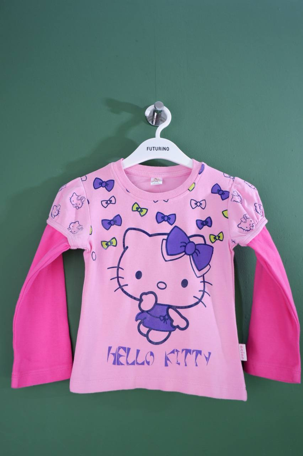 Футболка яркая с длинным рукавом и любимой Hello Kitty на 4-5 лет