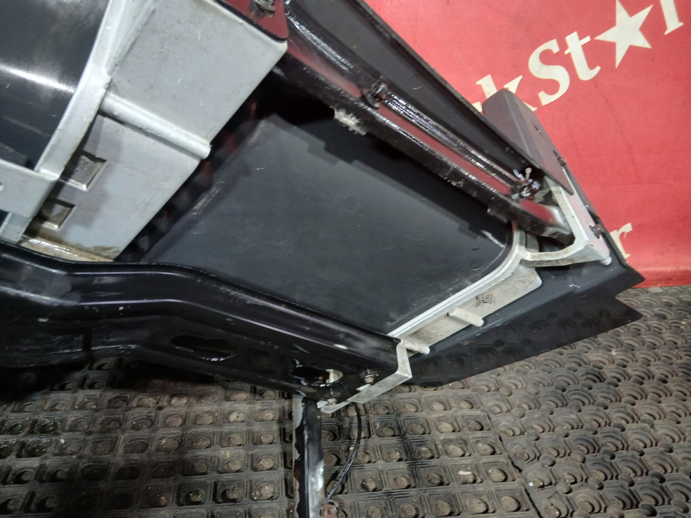 Корпус подножек левый