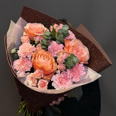 Букет "Тирамису" (Пионовидные розы, кустовые розы и диантусы)