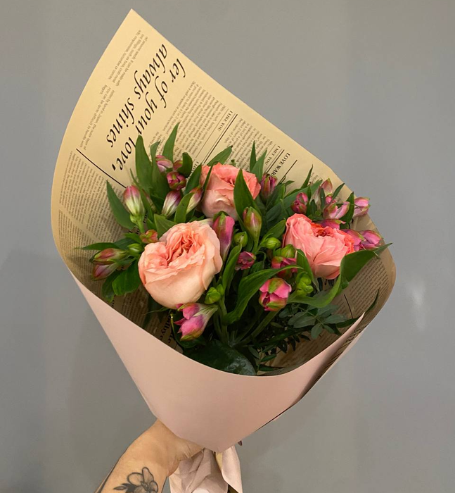 Букет из пионовидных роз с альстромерией