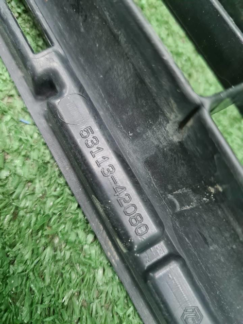 Решетка переднего бампера Toyota RAV 4 ca40 15-19