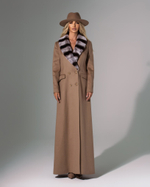 Женское шерстяное пальто с мехом енота