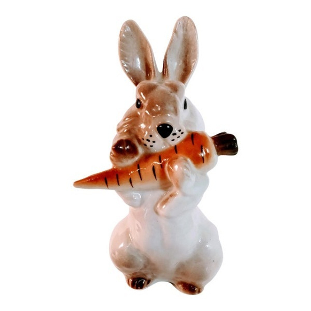 Заяц с морковкой