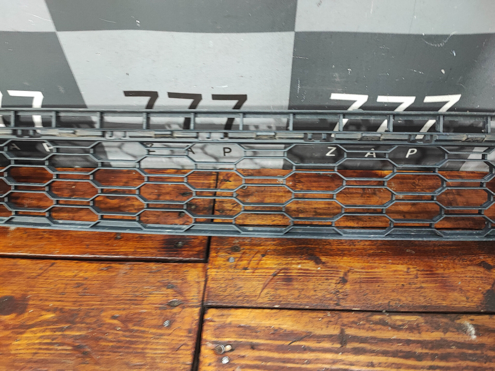 Решетка переднего бампера Skoda Rapid 1 17-20 Б/У Оригинал 5JA853677D