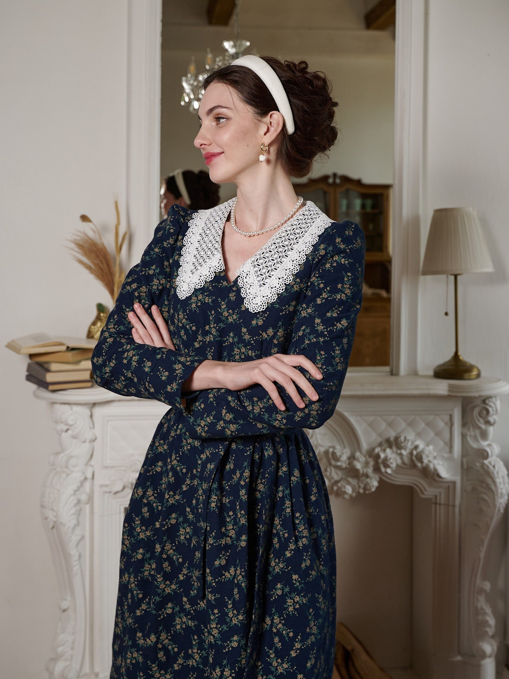 Платье с кружевным воротником