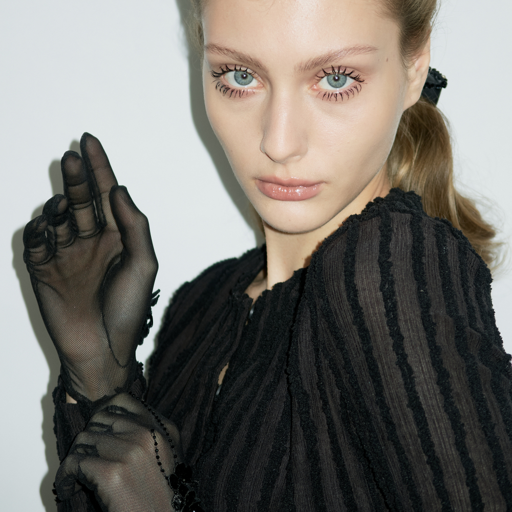 Перчатки короткие с бархатными цветами