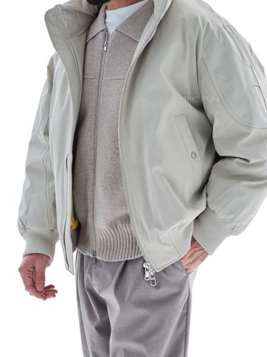 Серый утепленный бомбер с декоративными швами