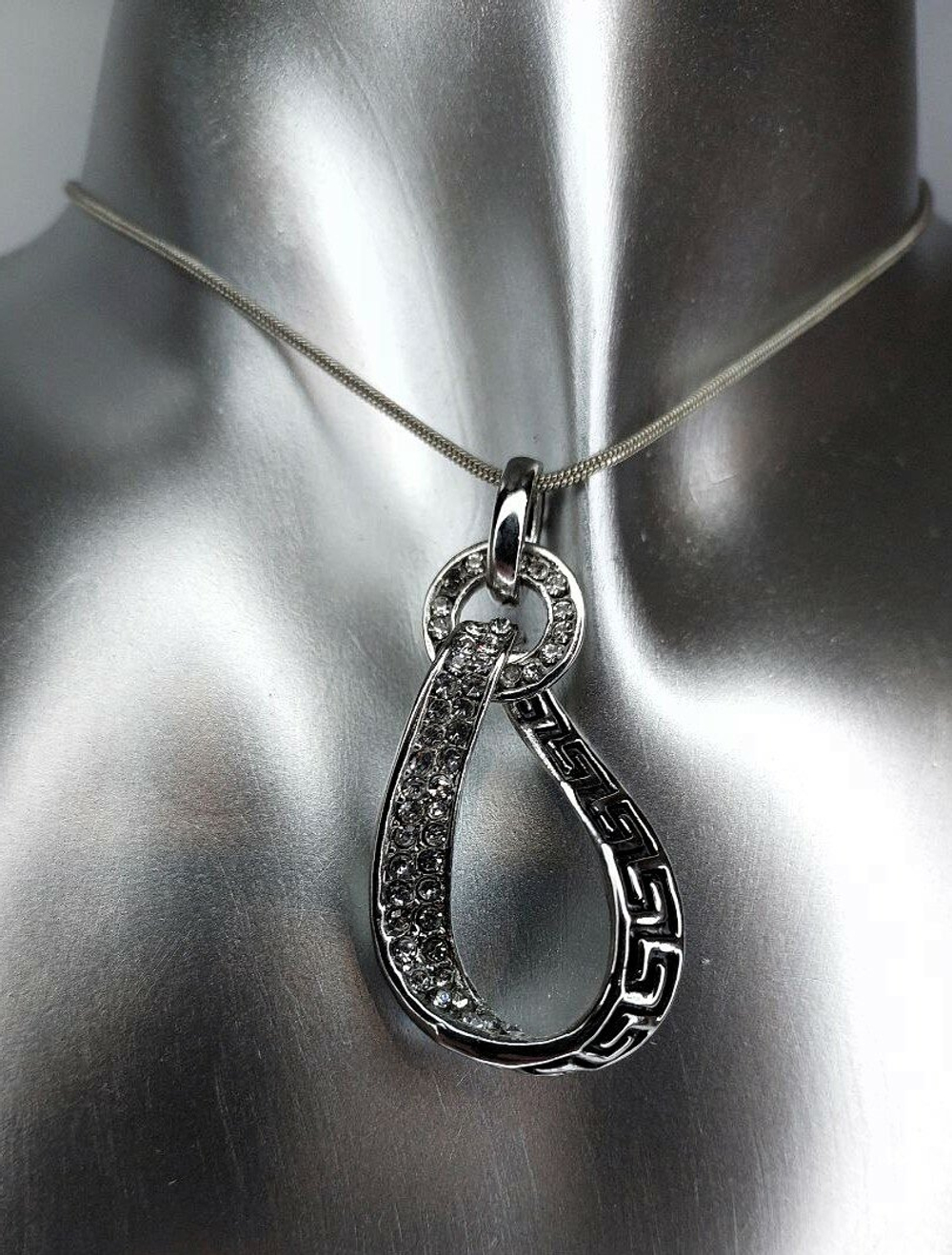 Комплект бижутерии. Набор колье с серьгами "Юнона"