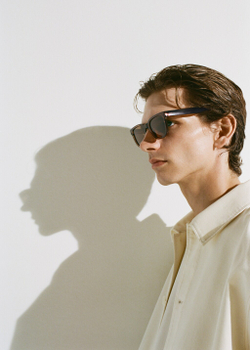 Солнцезащитные очки в прямоугольной оправе