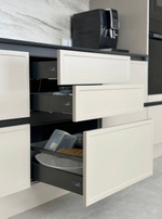 Современная кухня «Эмаль Премиум» с фрезерованными фасадами и витражами