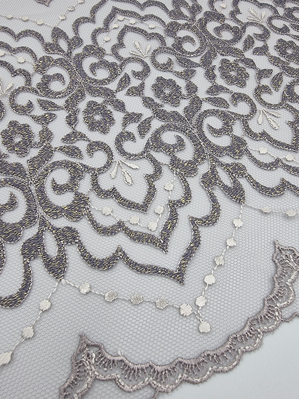 Вышивка на сетке пыльно-сиреневый/золото К763