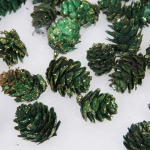 Композиция для декора «Лесные шишки» 10*10*11 см (120гр), изумруд