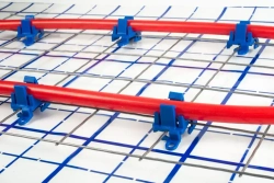 Клипса для теплого пола (50шт) поворотная для трубы D14/16/17/20мм на арматурной сетке, синяя, полипропилен