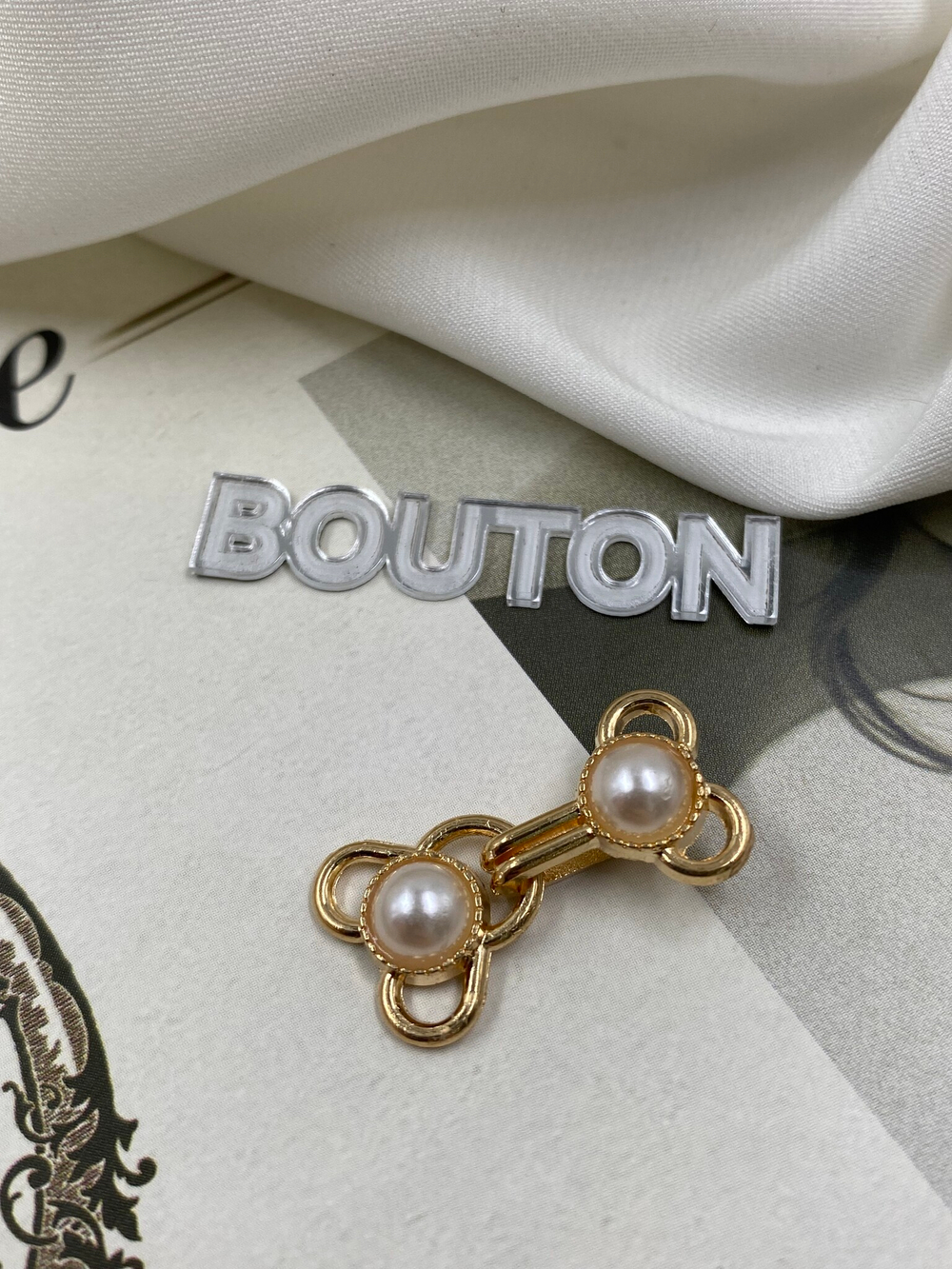 Крючок-застежка золотистый с жемчугом ажурный