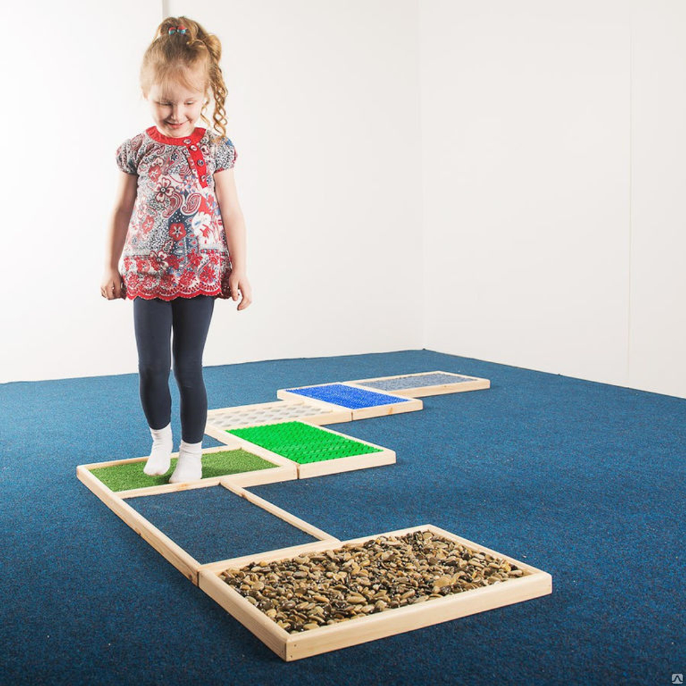 Тактильная дорожка из модулей с различными покрытиями и элементами