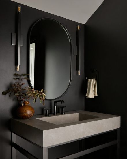 Чёрное овальное зеркало “Рейли”