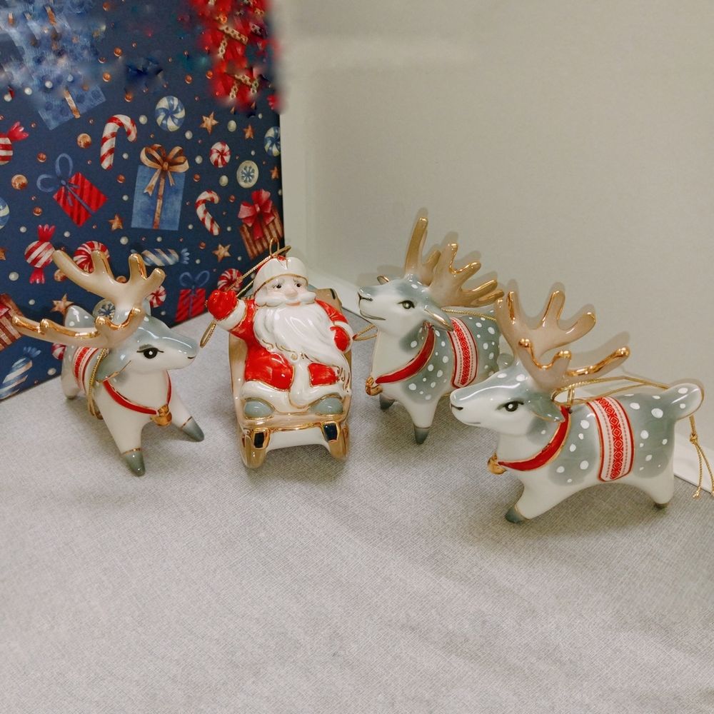 Набор фарфоровых ёлочных игрушек Дед Мороз с оленями