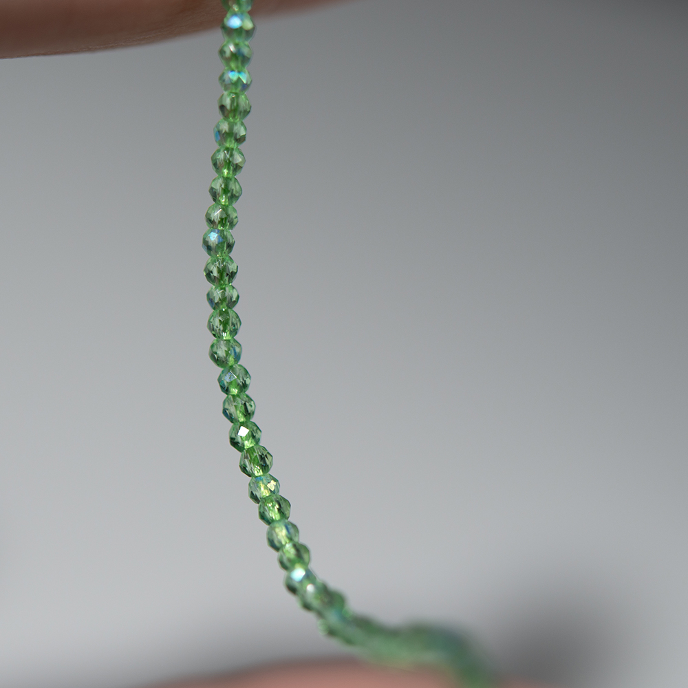 Шпинель синтетическая с эффектом иризации, оттенок "Яблоко", 3мм, шар, микроогранка