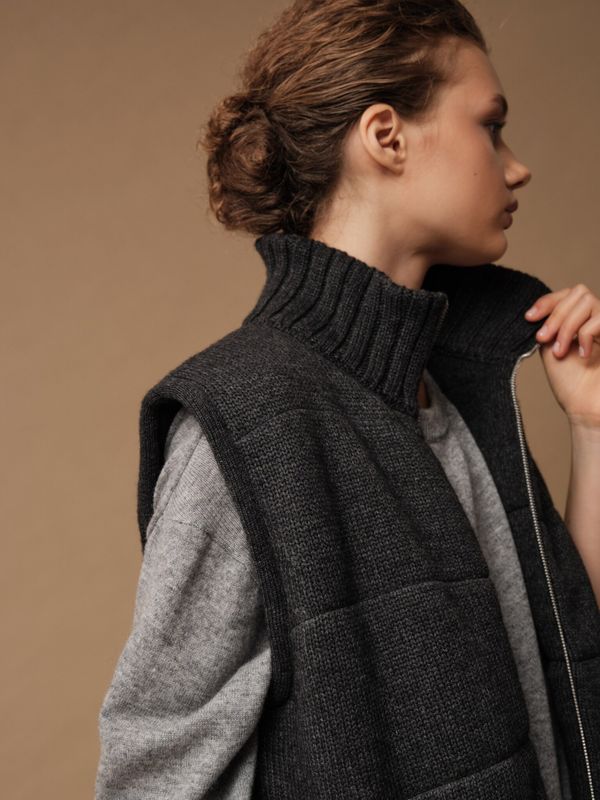 V0442-8101 Жилет темно-серый dbr