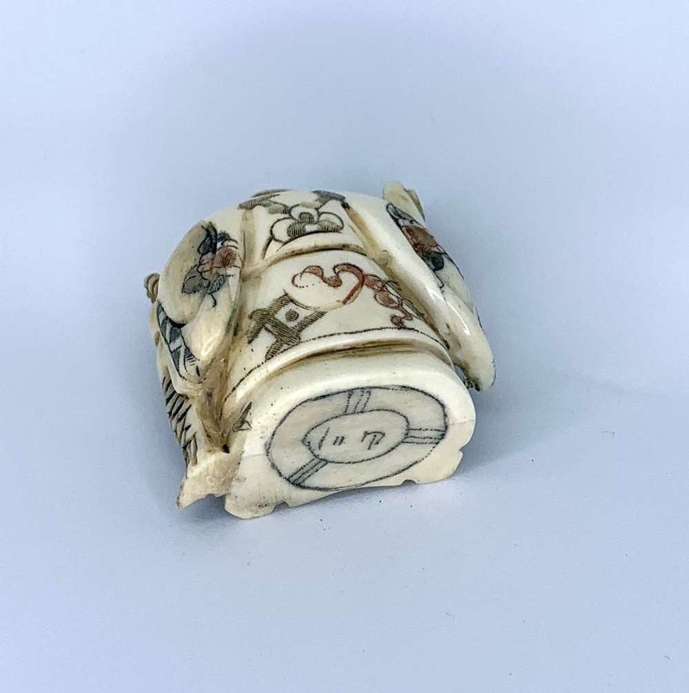 Нэцкэ Дзюродзин с огромным священным карпом и веером