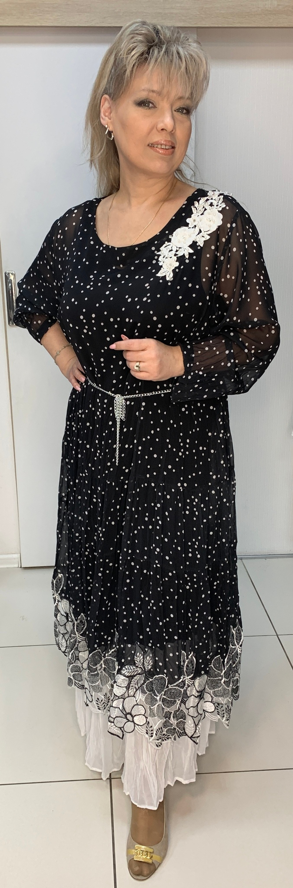 Длинное платье-двойка с оригинальным белым принтом и горошком