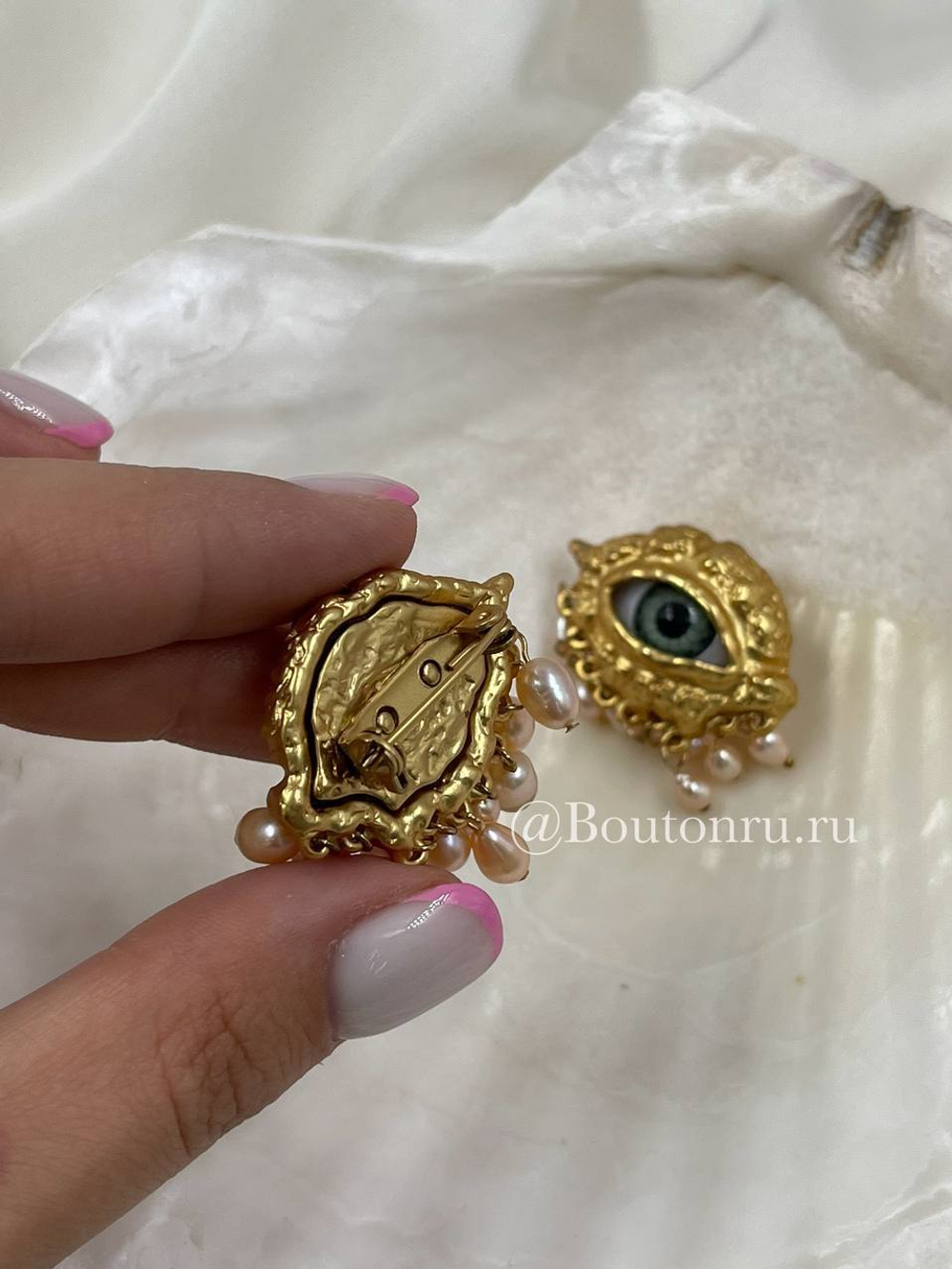 Брошь Скиапар. золотистая в форме глаза с жемчугом