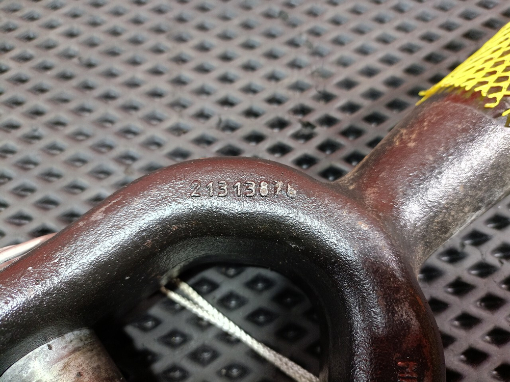 Крюк буксировочный