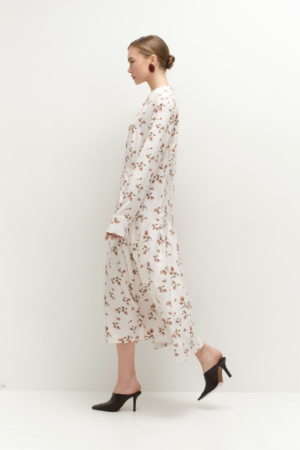 Платье полуприталенное в цветы