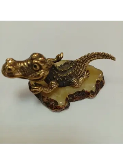 Бронзовая статуэтка на янтаре