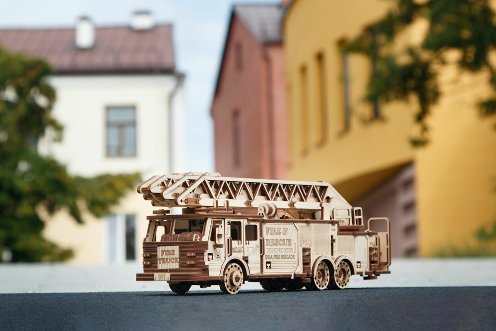 Пожарная машина выдвижной вращающейся лестницей от EWA - Fire Truck, Деревянный конструктор, сборная модель, 3D пазл