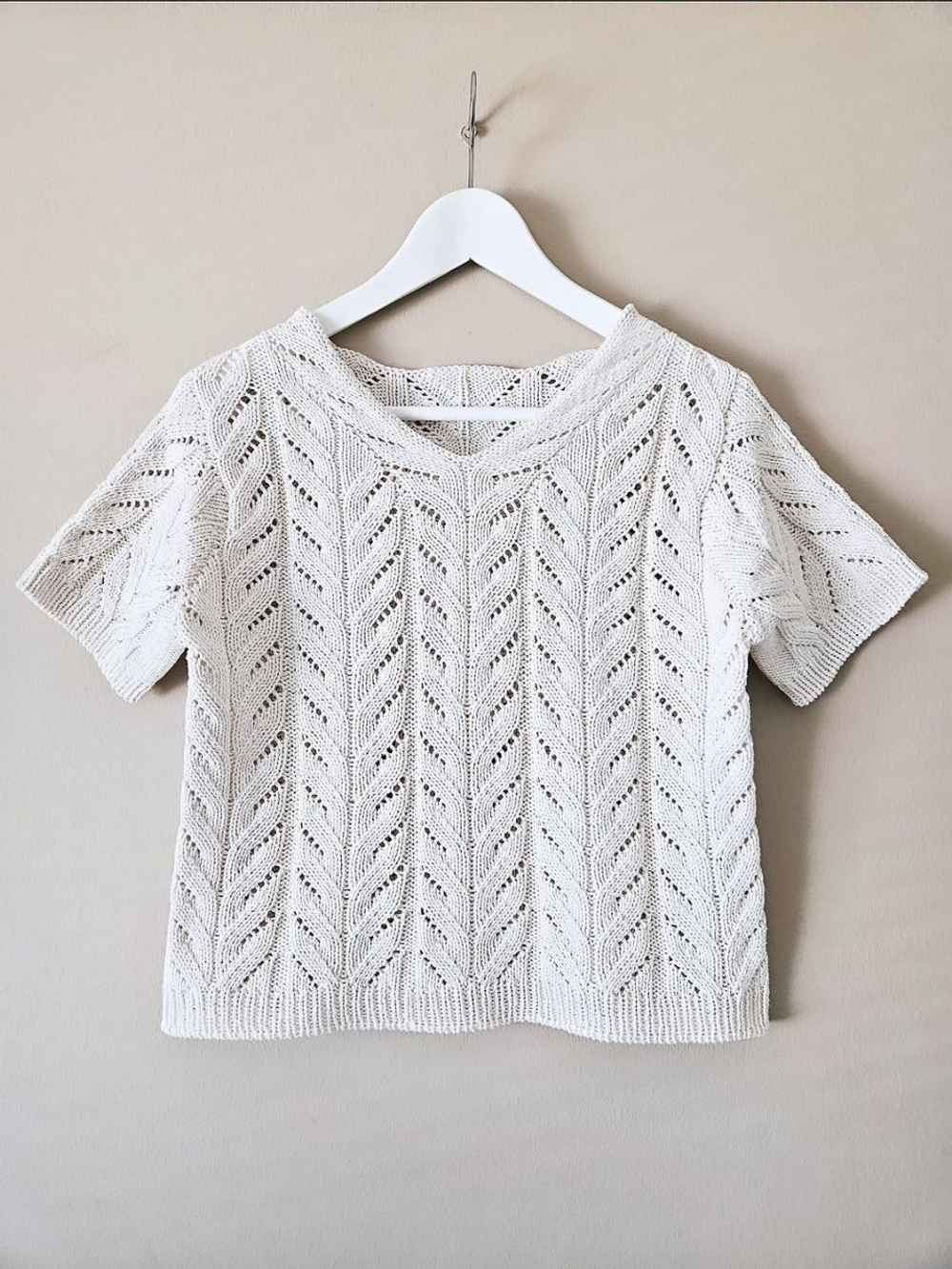 Описание по вязанию футболки спицами "Albero"