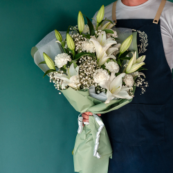 Сборный букет из лилий и диантусов