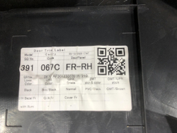 Обшивка двери передней правой Camry (XV70) 20-нв Б/У Оригинал 6761006R00C8